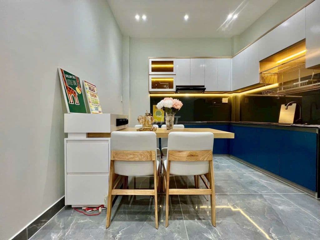 Nhà xinh nằm ngay chợ xóm mới thoáng mát gần trung tâm tiện ích đầy đủ - Ảnh 3