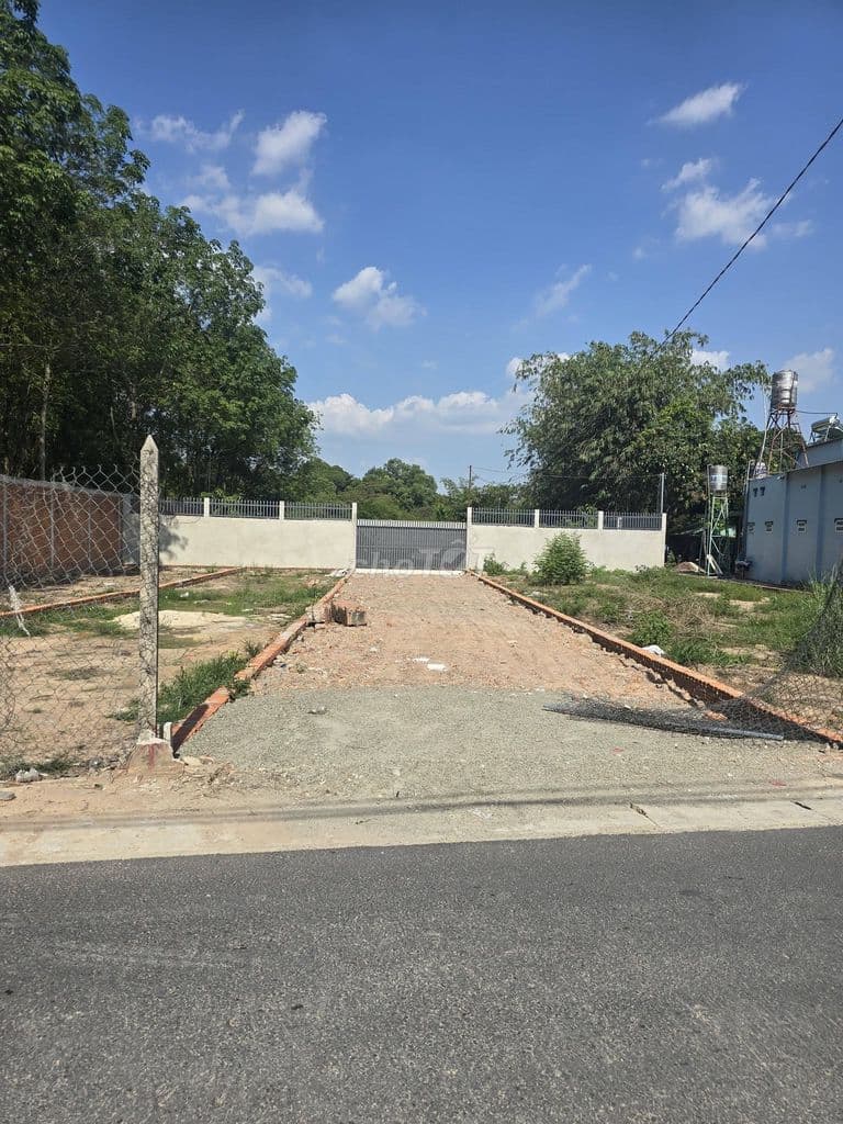 Chủ NGỘP cần ra lô đất 1sẹc QL22 800TR ngay bệnh viện Củ Chi 130m2 SHR