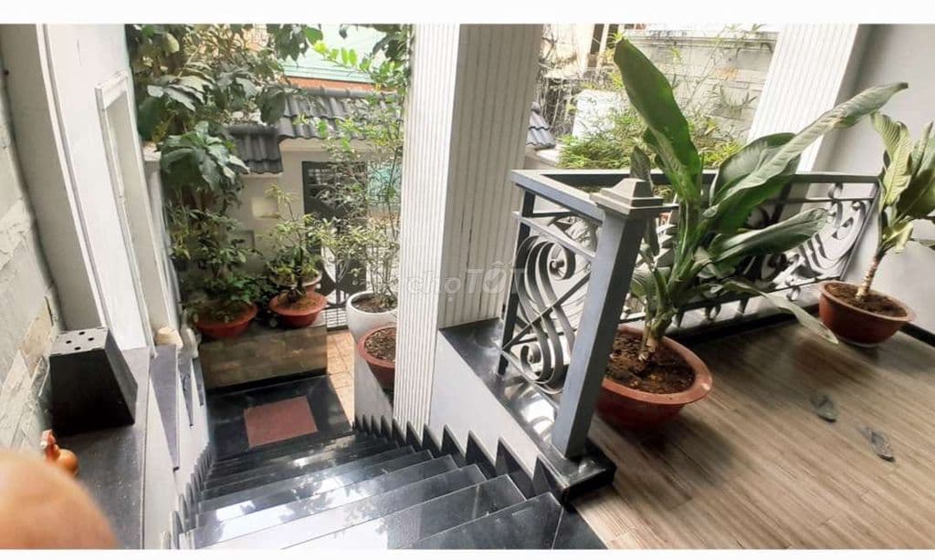 Sát sân bay – biệt thự 7PN, hầm để 2 xe hơi – giá tốt bất ngờ - Ảnh 2