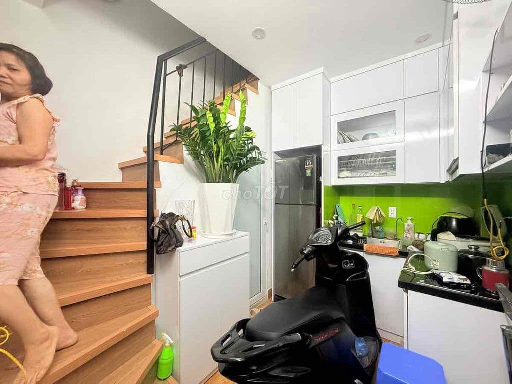 17m x 4 Tầng chỉ 3,2 Tỷ Sổ Đỏ Riêng,Trung Tâm Đống Đa,Gần Hồ Thoáng M