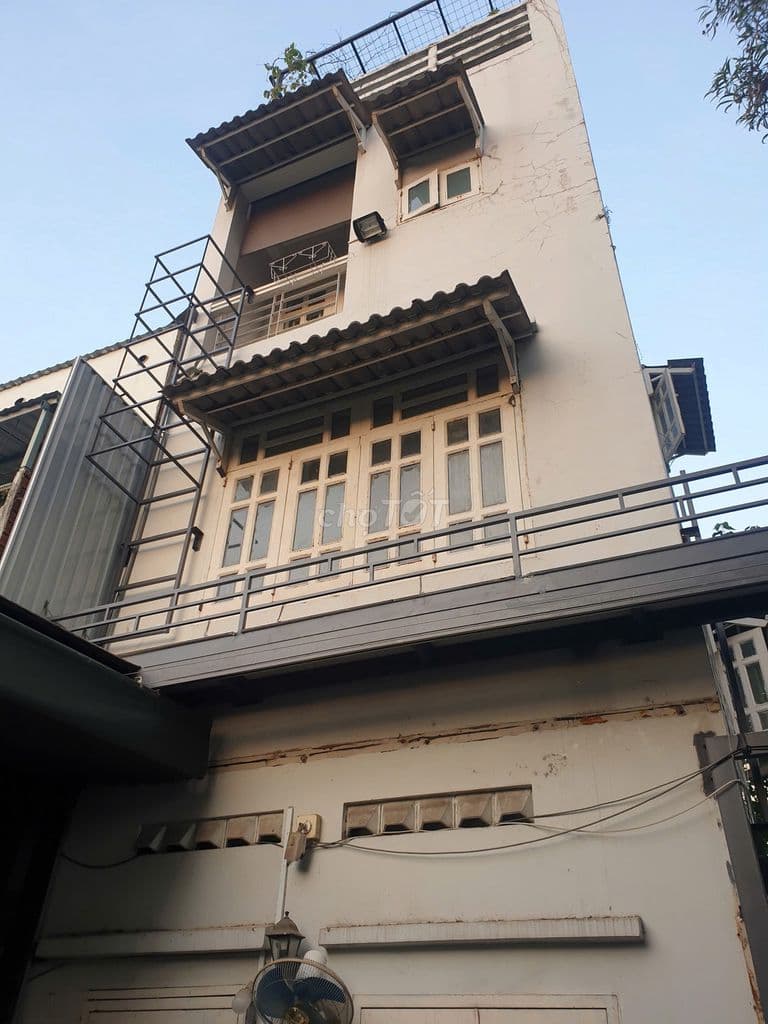 Nhà phố sân vườn, view sông thoáng mát, ngay trung tâm Quận 7 - Ảnh 3