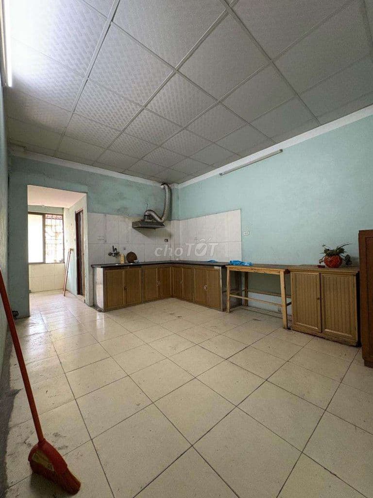 Giá đầu tư hơn 4 tỷ Tập thể Phạm Ngọc Thạch, Tầng 2 Sổ Đỏ 90m 4PN 2WC - Ảnh 3