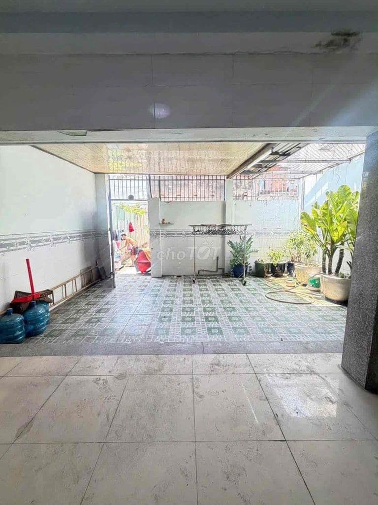 BÁN NHÀ DIỆN TÍCH 6,5M x 20M . CẤP 4 CÓ 2 PHÒNG NGỦ 2 TOLET NGAY METRO