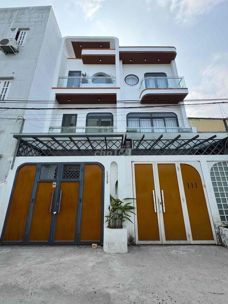 Giảm mạnh 1 tỷ, nhà 3 tầng , xây mới 100%, hẻm oto, gần sông