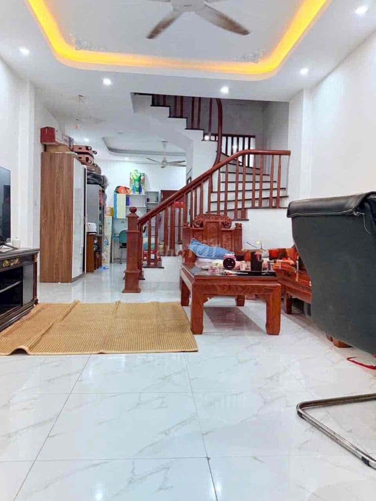 Hơn 2 tỷ chút có nhà đẹp Định Công Hạ-Oto sát nhà-Có sân trước-52M*2T