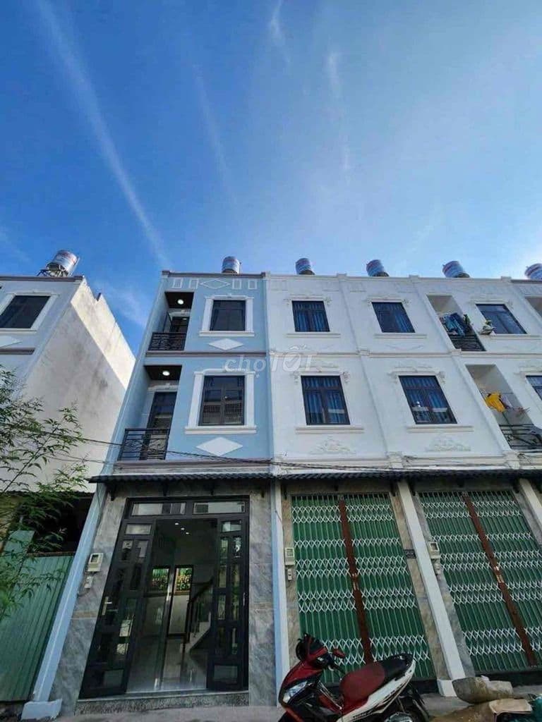 bán nhà đẹp 3 tầng giá nhỉnh 2tỷ hẻm xe hơi