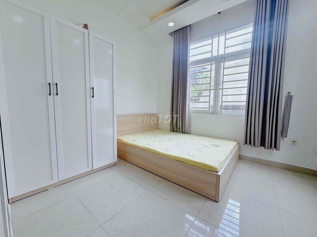 Studio full nội thất cửa sổ trời