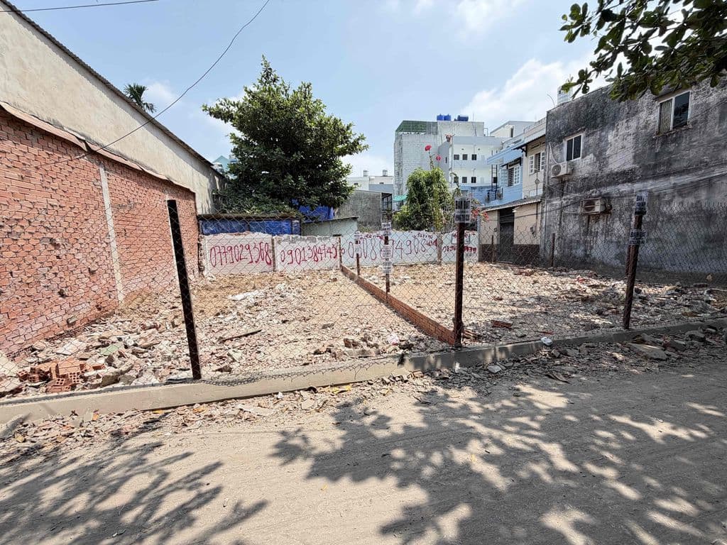 Bán đất 1 sẹc hẻm 306 vườn lài cách cầu 700m - Ảnh 2