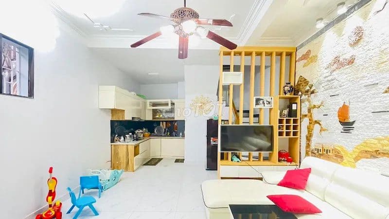 Bán nhà phố phú xá gần chỗ để ô tô ngày đêm, Trước nhà rất thoáng