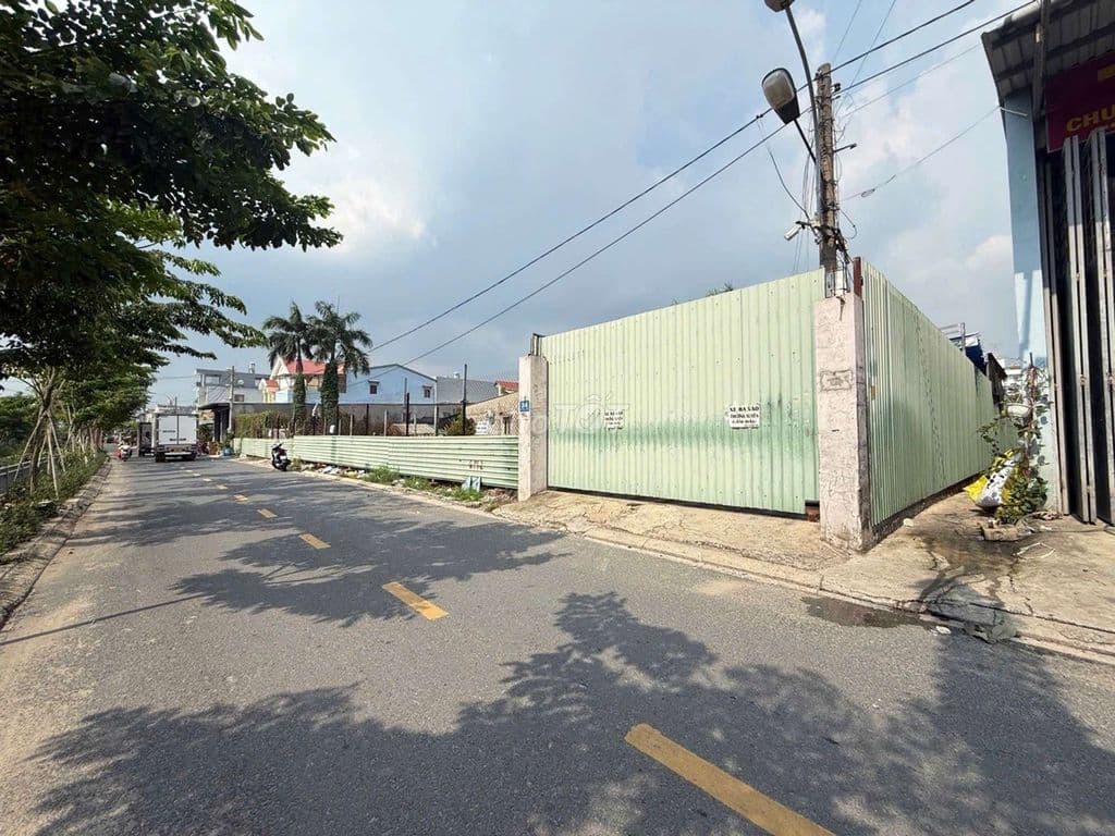 Mặt tiền ngay Ngã Tư Ga, 2.600m2 full thổ cư, vị trí siêu đẹp.