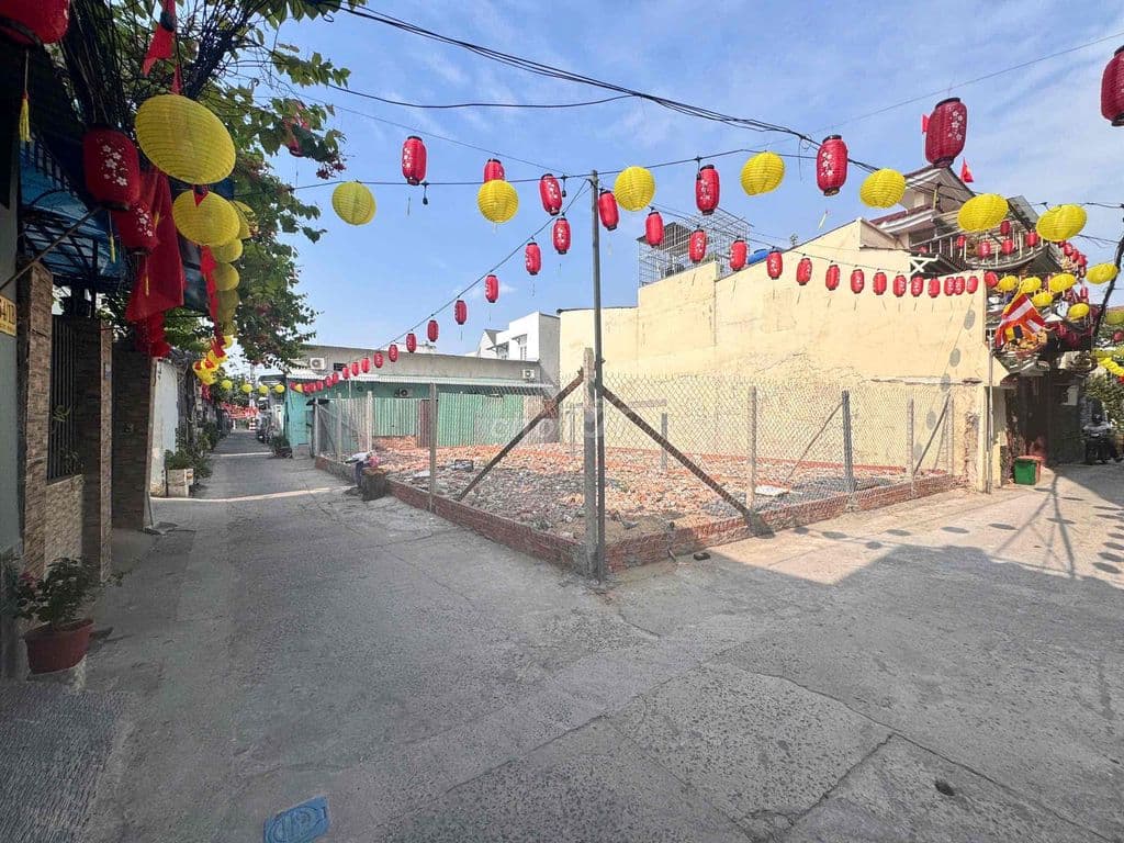 BÁN ĐẤT GÓC 2MT ĐƯỜNG THÔNG HẺM Ô TÔ NGAY DS26 PHẠM VĂN ĐỒNG, HBC, TĐ