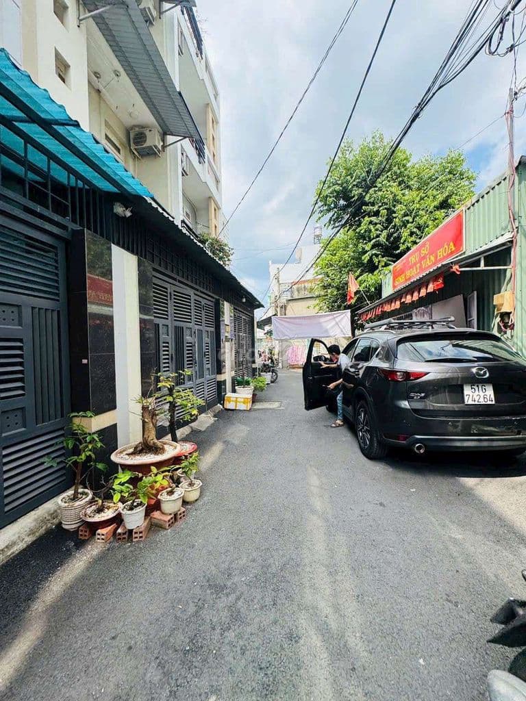 nhà khu phân lô hẻm xe hơi đậu cửa. DT 4x13m đúc 3 tấm. Có 4pn, 3wc