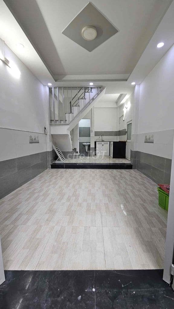 Nhà thoáng mái gần cầu ng văn cừ - Ảnh 2