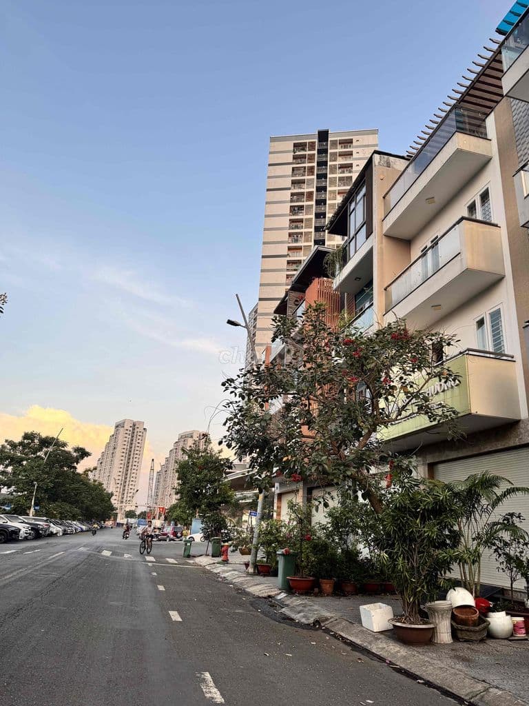 Bán nhà mặt tiền đường Đào Trí Quận 7, 128m, 4 tầng, 5PN.