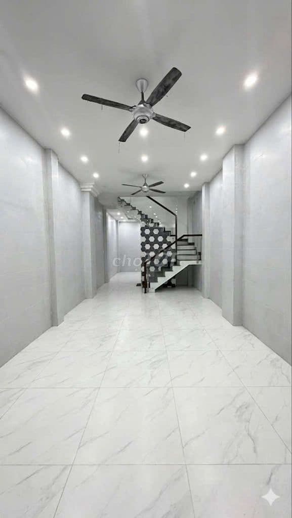 Cách MT 50m đường Tân Kỳ Tân Quý giá nhỉnh hơn 5 đồng.