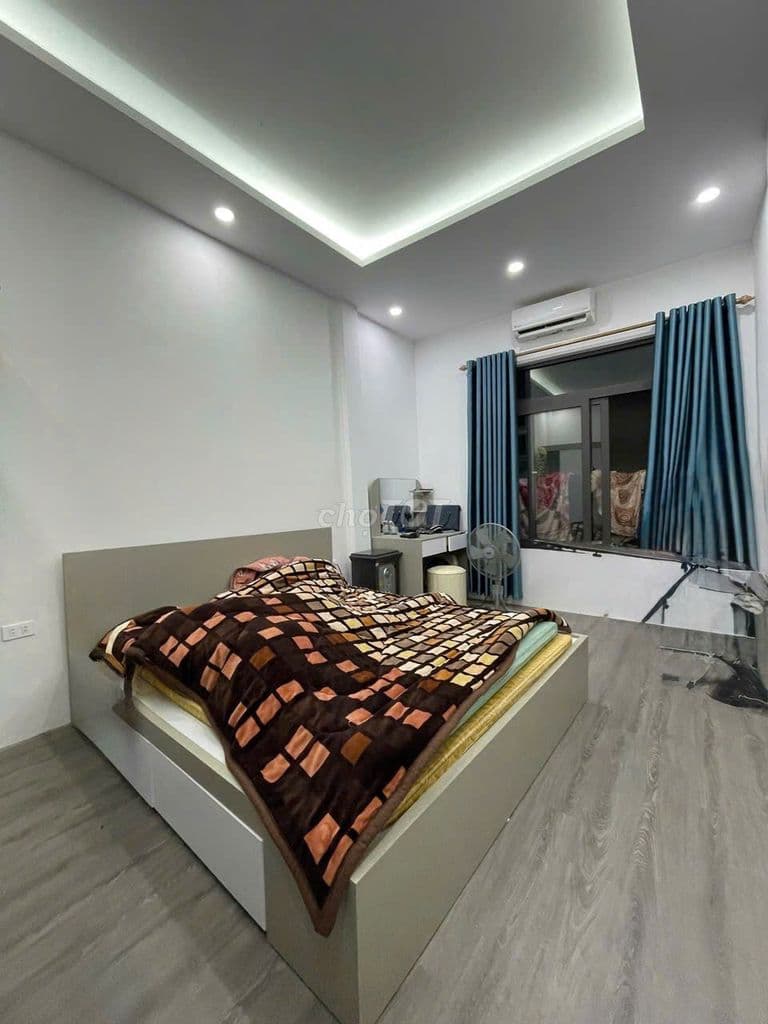 SIÊU PHẨM NGÃ TƯ SỞ - 30M RA MẶT PHỐ - SÂN RIÊNG RỘNG THênh THANG - Ảnh 2