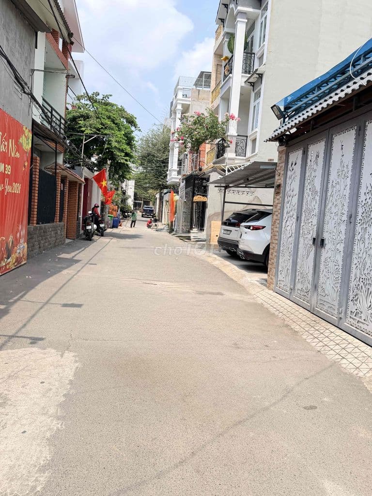 BÁN NHANH NHÀ C4 RA GA METRO CHỈ 5P- DT 130 NGANG 6,7M. XÂY TỰ DO