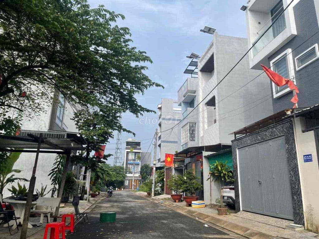 CẦN TIỀN BÁN ĐẤT GẦN ĐƯỜNG LÒ LU NGAY TRUNG TÂM QUẬN 9