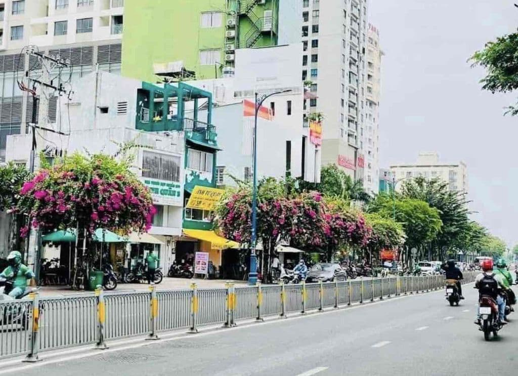 Bán gấp nhà mặt tiền Bến Vân Đồn đoạn cực đẹp