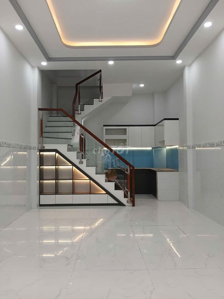 NHÀ Ở NGAY LLQUÂN- HOÀ BÌNH DT; 4 X 8,9M 2 LẦU BTCT CÁCH MT 20M