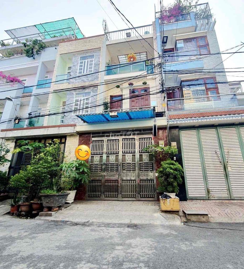 Nhà đẹp và sang, nội thất gỗ cao cấp. Khu an ninh, dân trí cao. Không