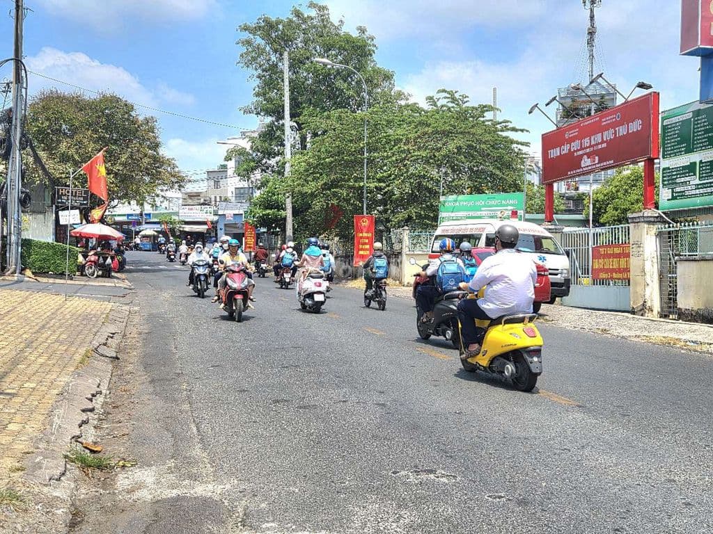 GẤP BÁN NHÀ 4 TẦNG - CẠNH BVĐK THỦ ĐỨC, GẦN METRO