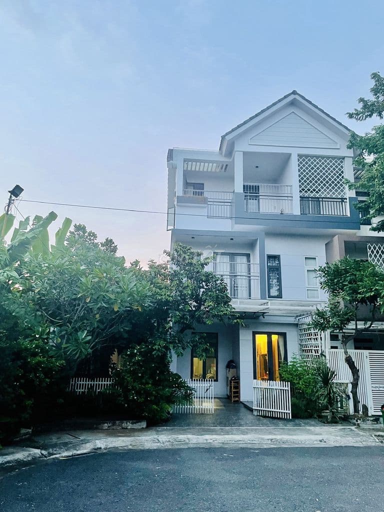 NHÀ PHỐ SÂN VƯỜN PARK RIVERSIDE - 9X12M - NT CƠ BẢN - BV AN NINH 24/7