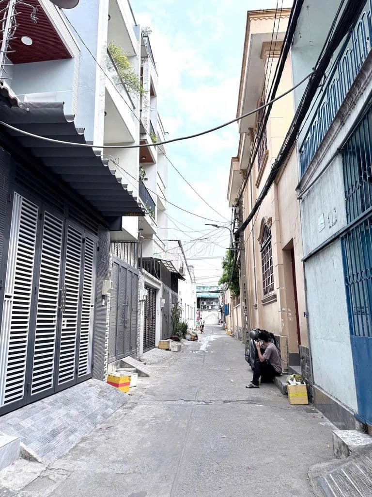 GẤP! bán đất tặng nhà, full thổ cư 180m2, ngang 8.8m, chỉ 30 triệu/m2