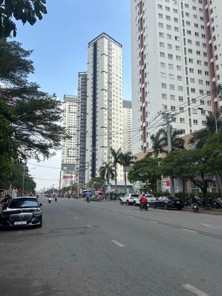 BÁN NHÀ MẶT TIỀN 4 TẦNG, Khu Vip Cao Lỗ, (6m x 20m),cách ParcMall 500m