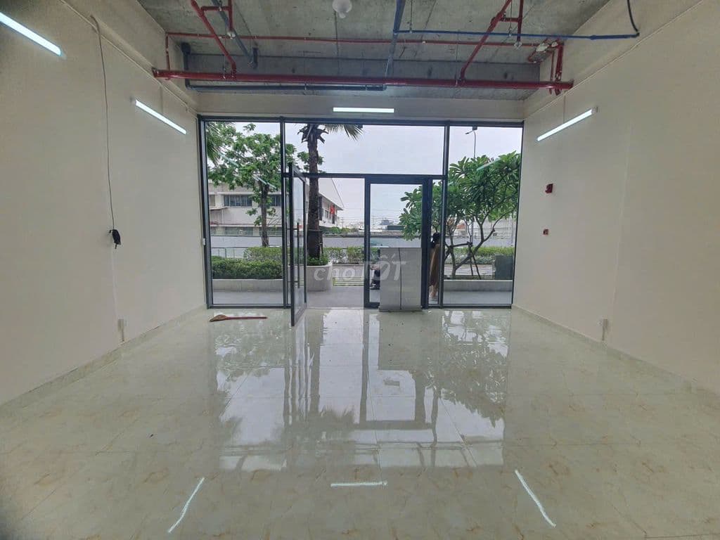 Shophouse 2 tầng mặt tiền QL13 mới 100%, sổ sẵng, mua trực tiếp từ CĐT
