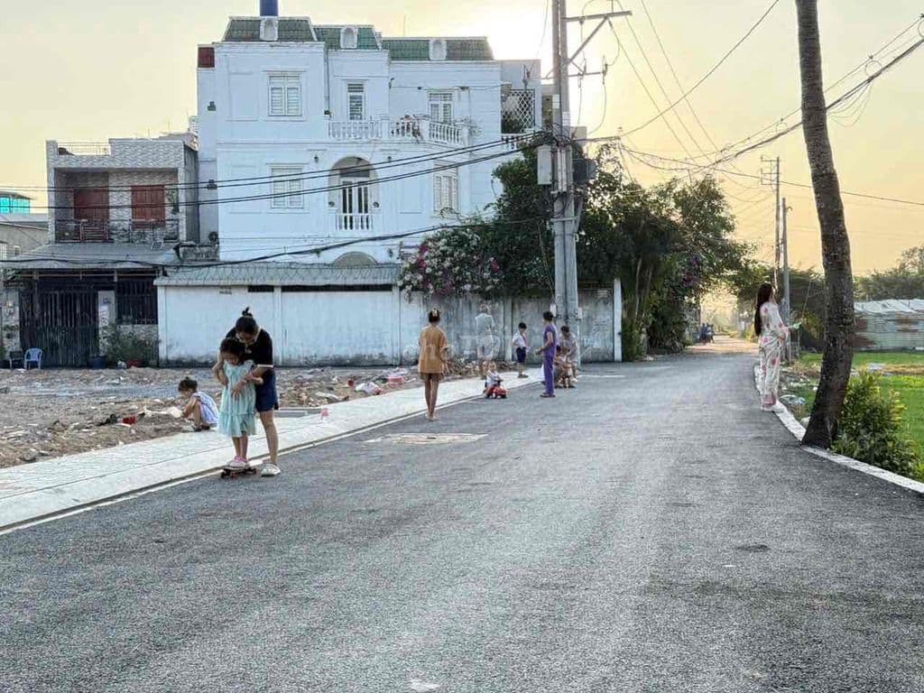 đất vô 1 xẹc bờ kênh đẹp khu dân cư ở đông .tiện ích ở xung quanh - Ảnh 3