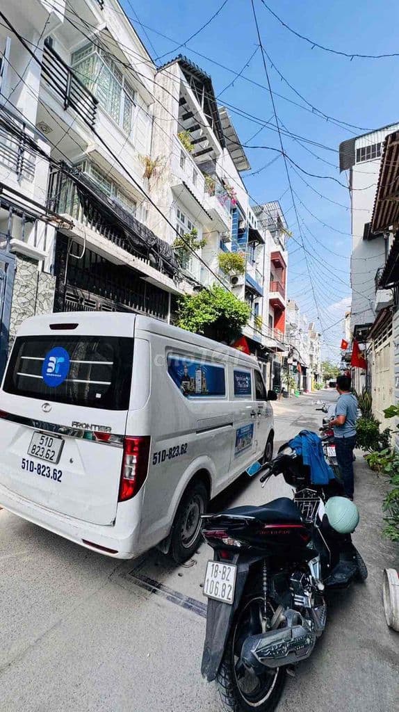 Nhà 2 lầu đường thông ngã 4 ga