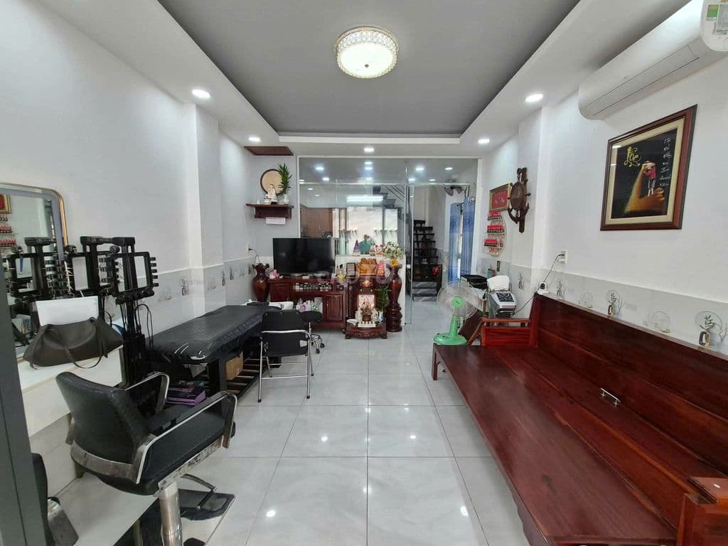 Nhà rộng cạnh mặt tiền, gần Vietcombank Tây Thạnh.