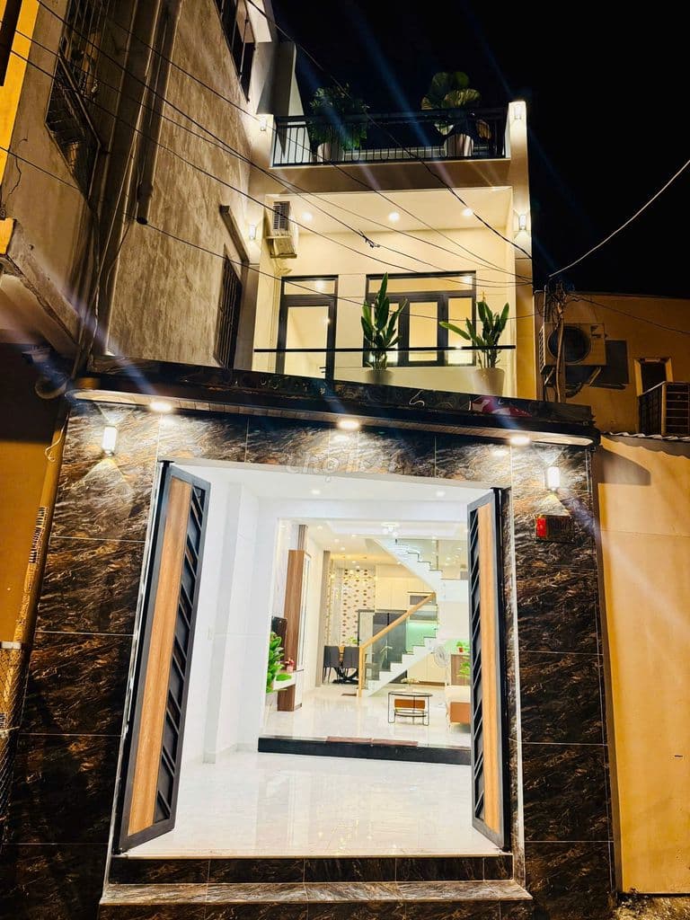 Bán gấp nhà HXH đường Âu Cơ ngay chợ Võ Thành Trang, Quận tân bình