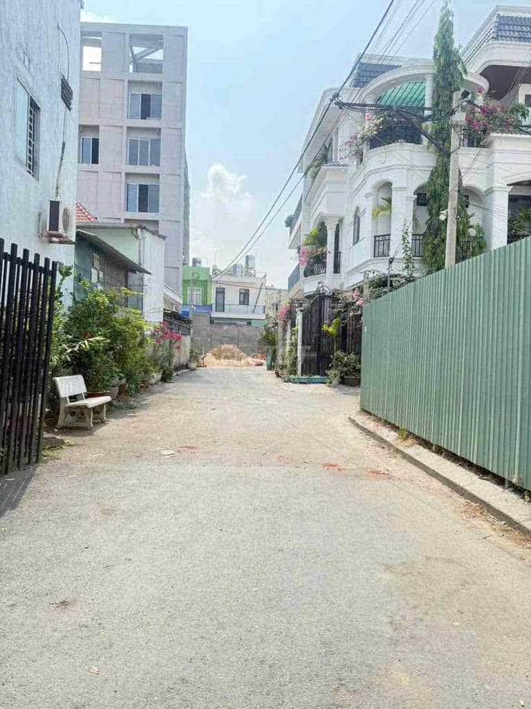 BÁN NHÀ HẺM XE TẢI CÁCH LÊ VĂN THỊNH 30m GIÁ 5,2ty
