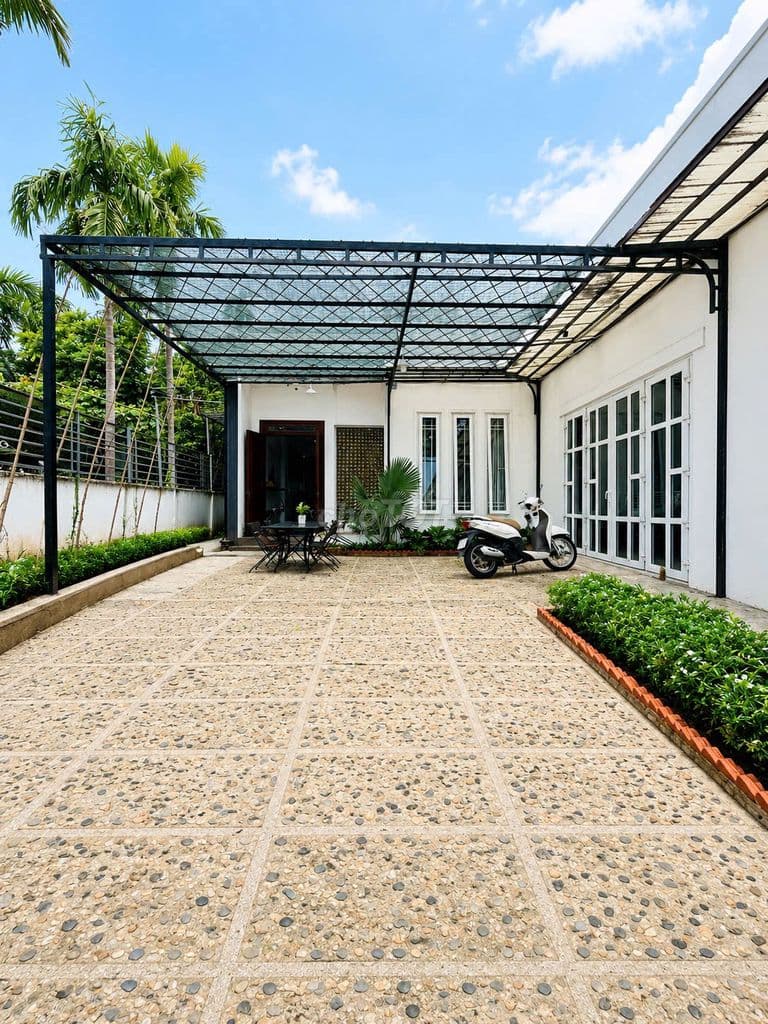 CHỦ ĐI ĐỊNH CƯ, BÁN GẤP BT SÂN VƯỜN 556M2 FULL THỔ, MT NHỊ BÌNH 7.