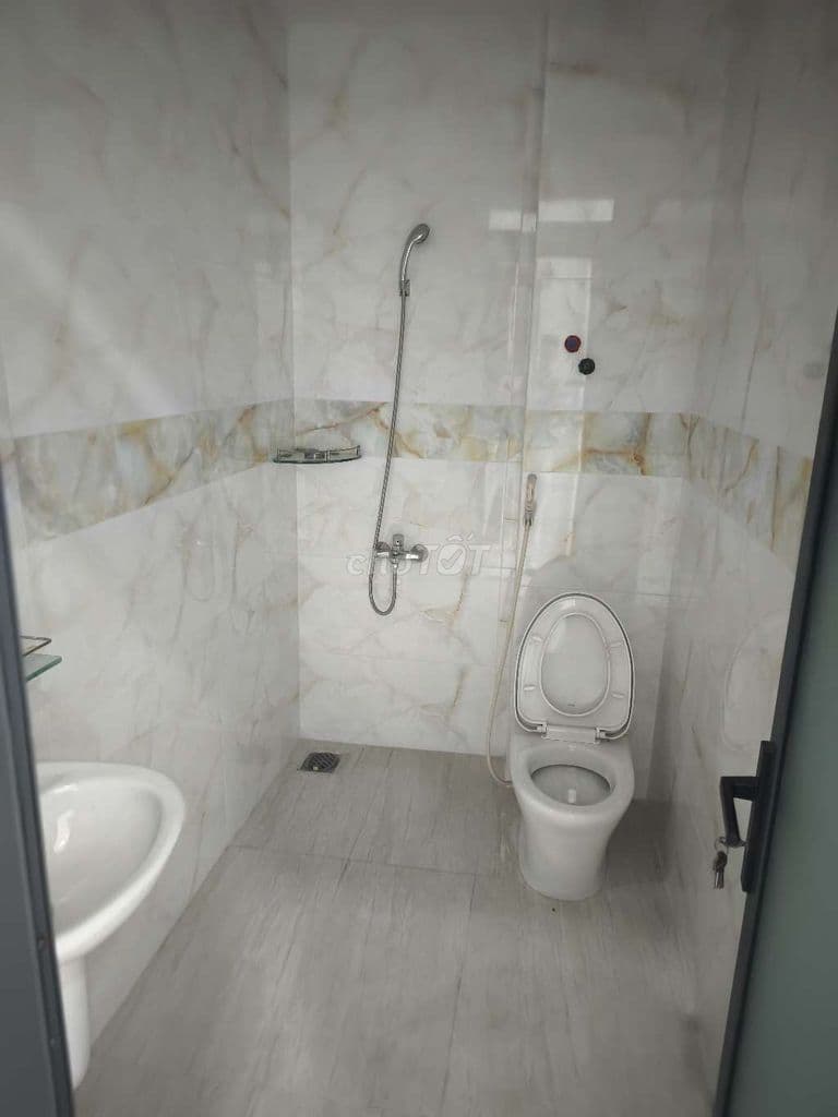 Nhà mới xây chưa ở 4x18 5 tầng trục chính Bình Phú