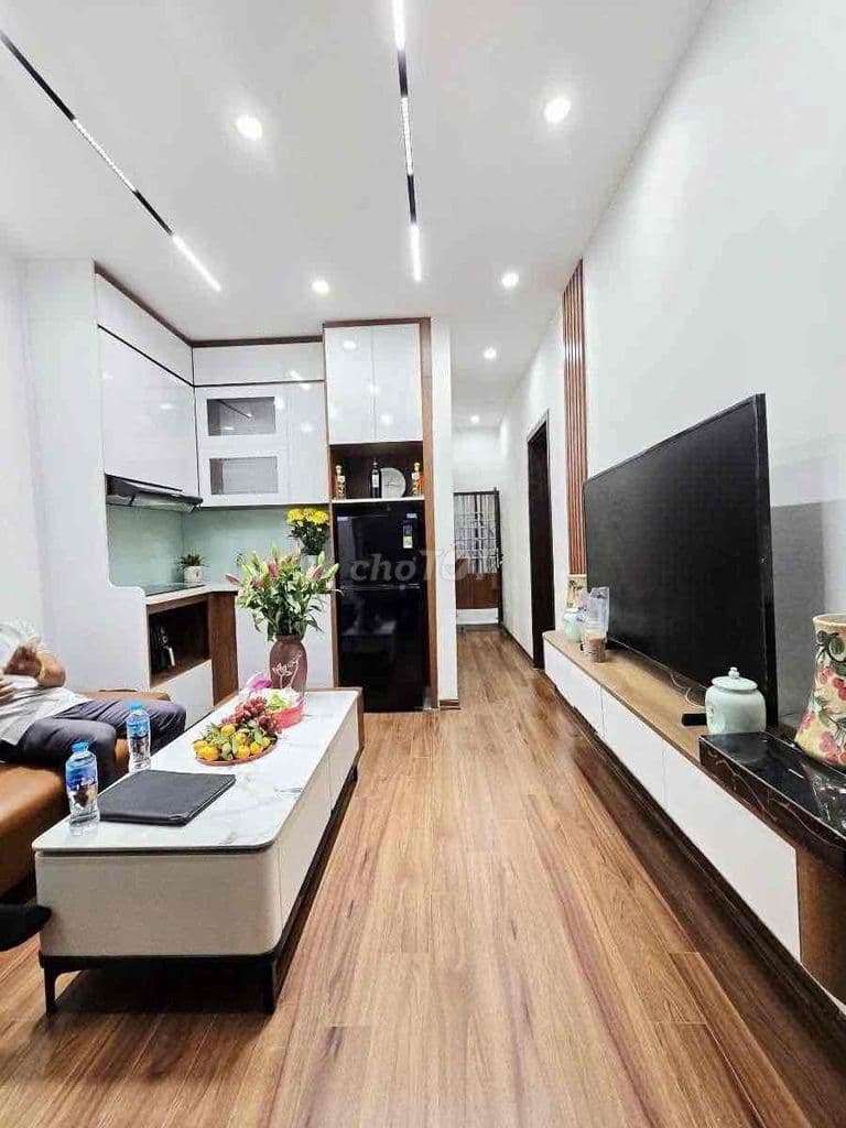 TT Chùa Láng, ô tô đỗ, gần phố, 2 thoáng, full nội thất, ở luôn