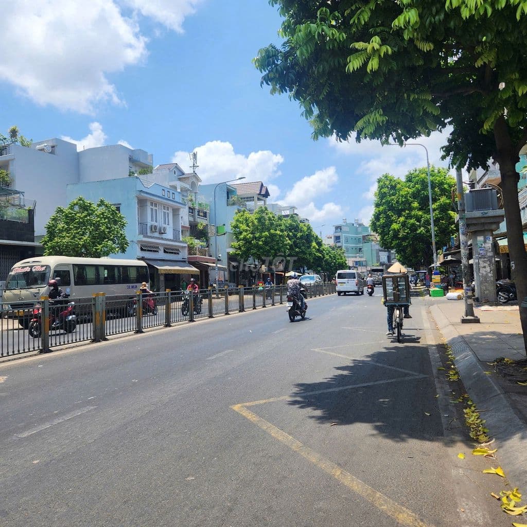 Bán nhà 3 mặt tiền Tân Hóa, 3 lầu&áp mái-shop, hồ bơi, gara - 12,9 tỷ - Ảnh 2