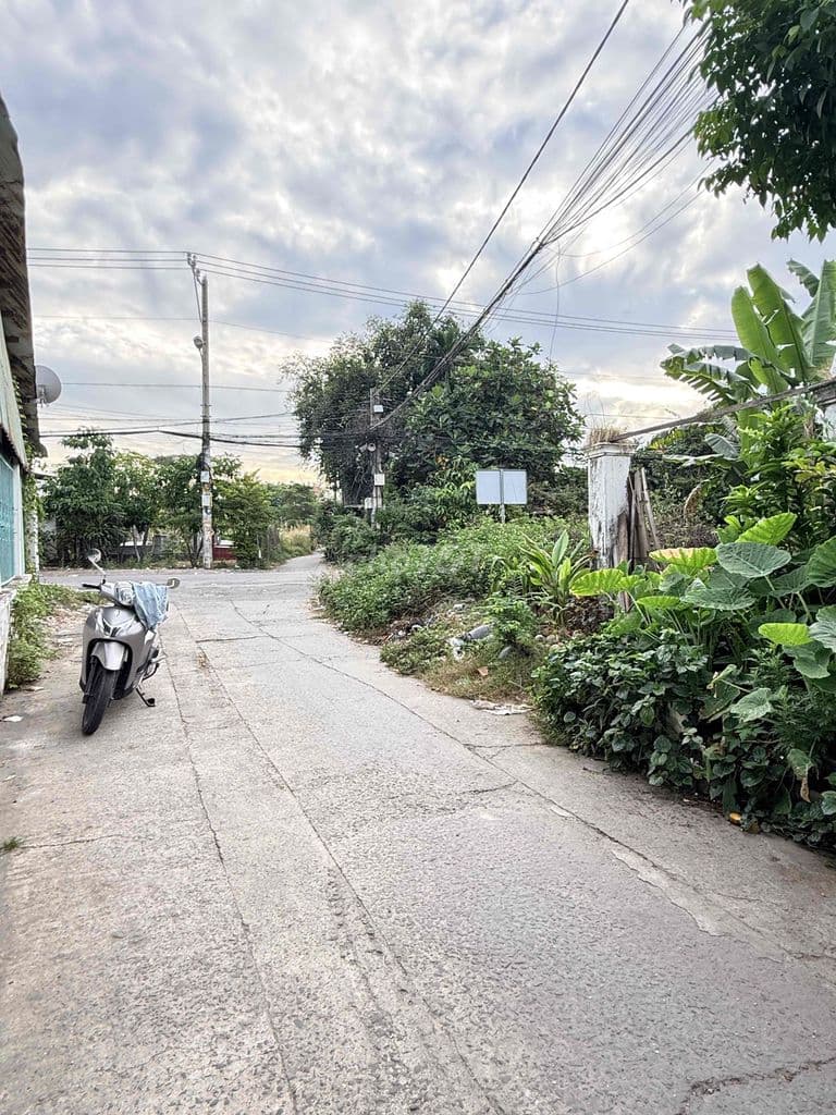 Chủ gửi 🤝 Đất Sổ Hồng riêng 7x19 có 98m2 thổ cư. Khu dân cư , sau căn - Ảnh 2
