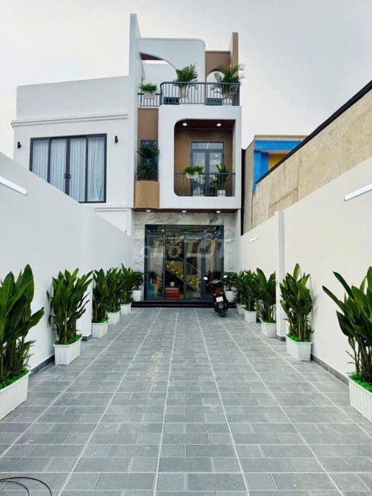 Nhà mới xây 1 trệt 2 lầu đẹp lung linh