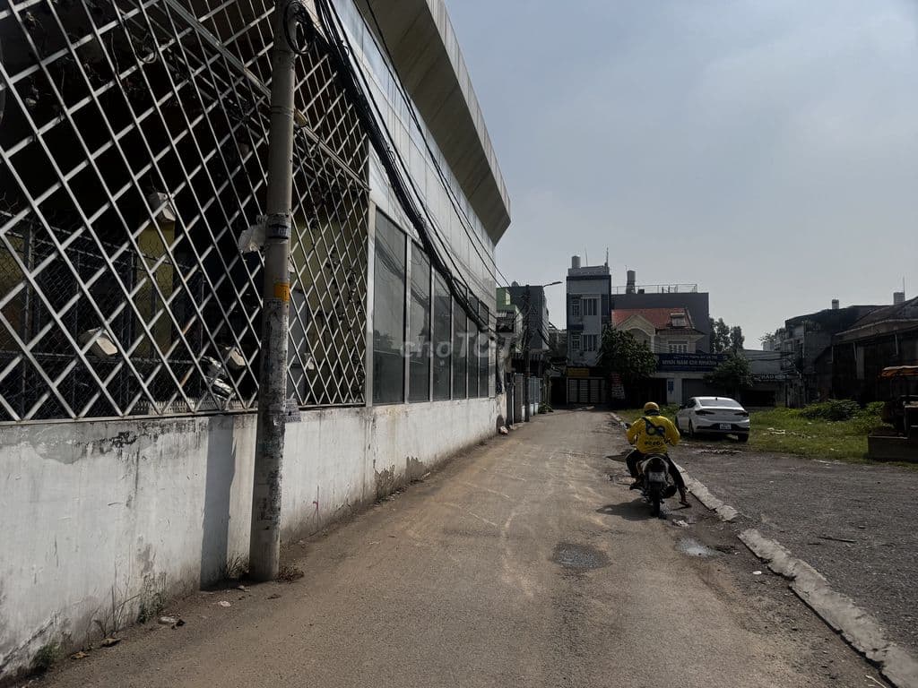 Kẹt tiền ra gấp lô đất hẻm oto 100m2 đường QL13 giá rẻ chỉ 5.3 tỷ