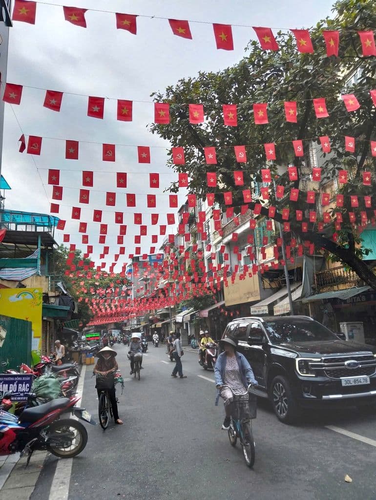 Chỉ 15 tỷ nhà 30m, 2,5 tầng, mặt phố Hàng Giấy - Hoàn Kiếm - Hà Nội