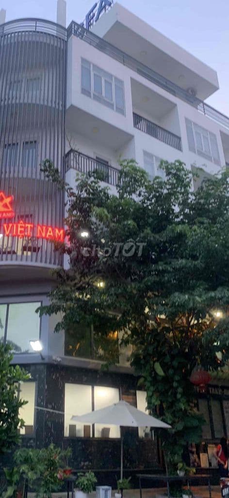 BÁN GẤP CĂN NHÀ MẶT TIỀN ĐƯỜNG. DT 100m ngang 5M 5 TẦNG LẦU tại q2