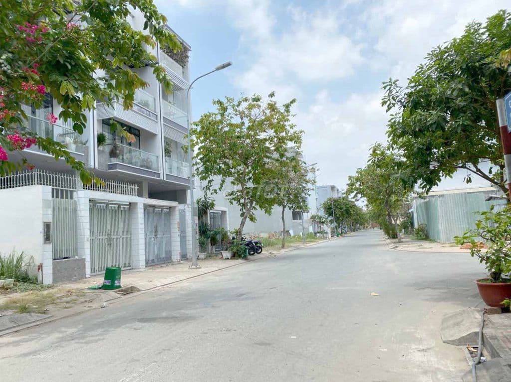 Bán nhà phố KDC Dương Hồng, đường Nguyễn Văn Linh giá 11 tỷ - Ảnh 2