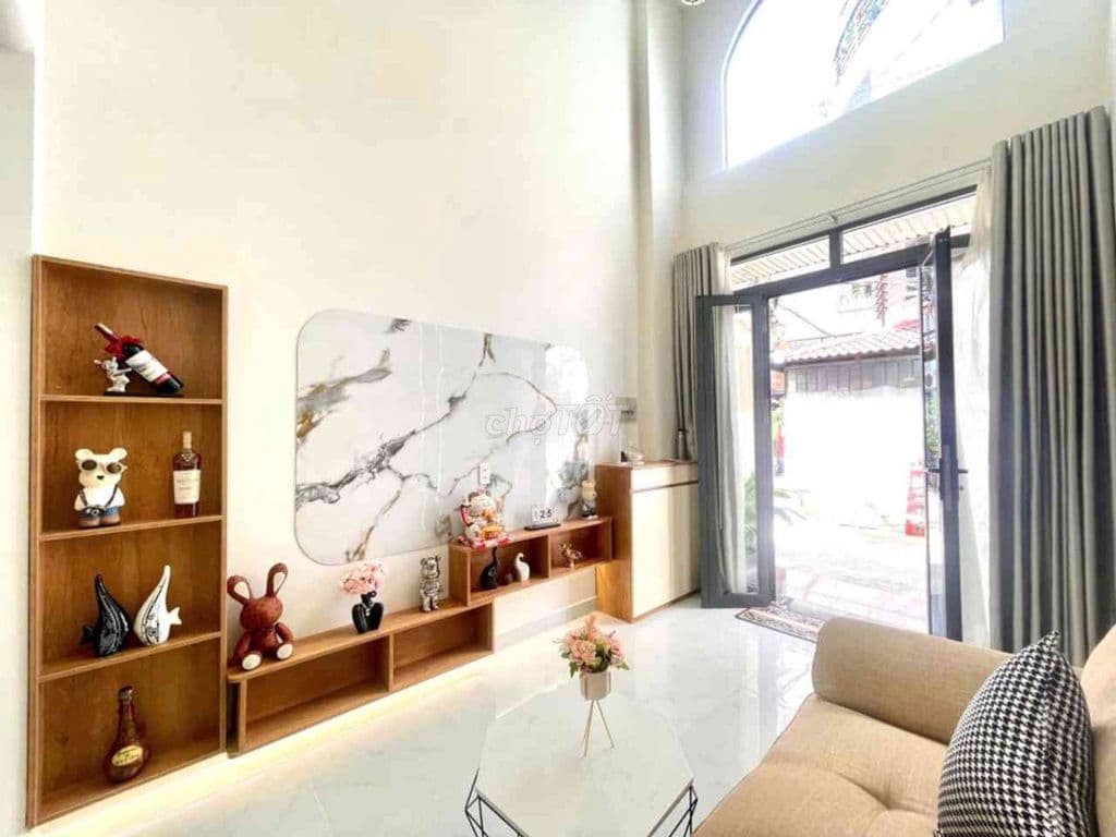 Chỉ 6,8 tỷ có nhà 5 tầng , hẻm 4m, Nguyên Hồng, 4 phòng ngủ master - Ảnh 2