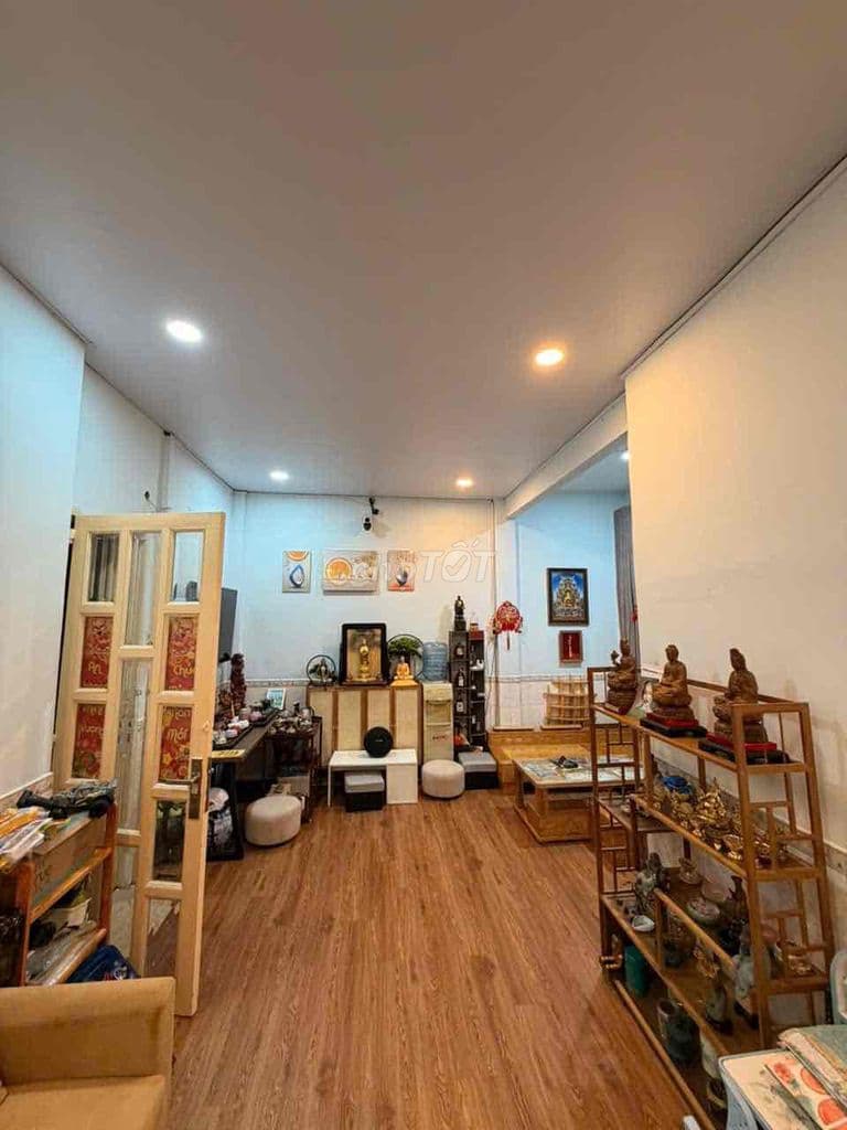 bán căn hộ lầu 4 thang bộ sạch sẽ thoáng mát