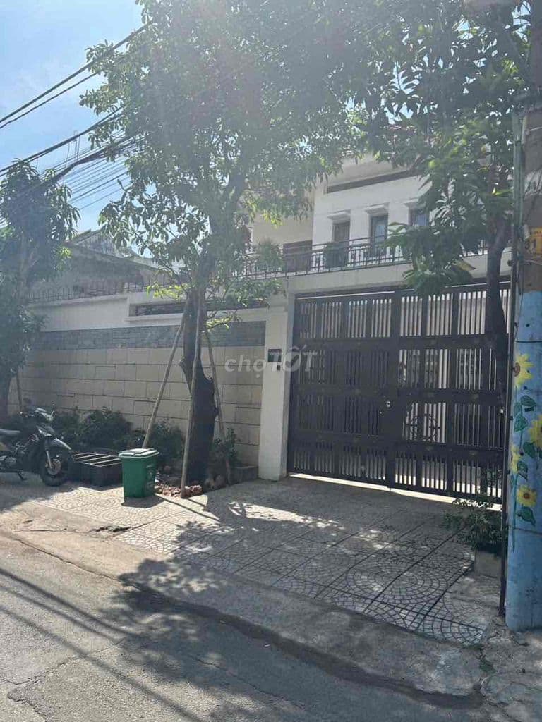 Bán gấp biệt thự sân vườn hồ bơi mặt tiền khu Vip Phước Bình q9