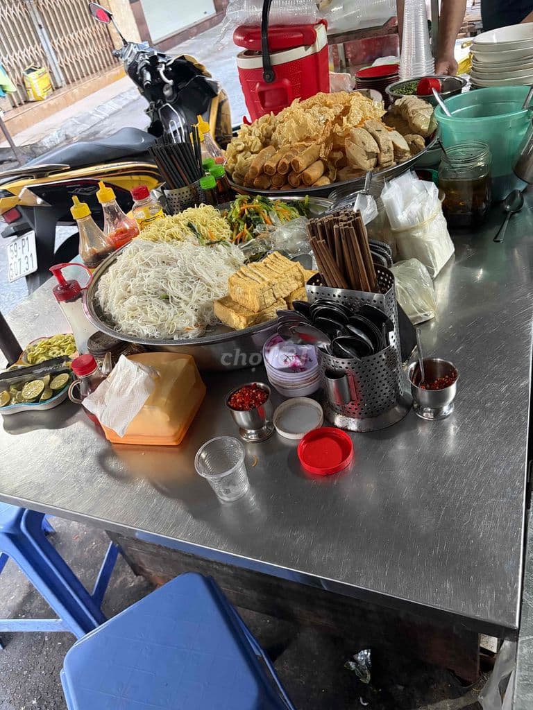 bán sạp ỏ chợ ông hoàng (cho ông địa ) đang buôn bán đồ an sáng chay . - Ảnh 3