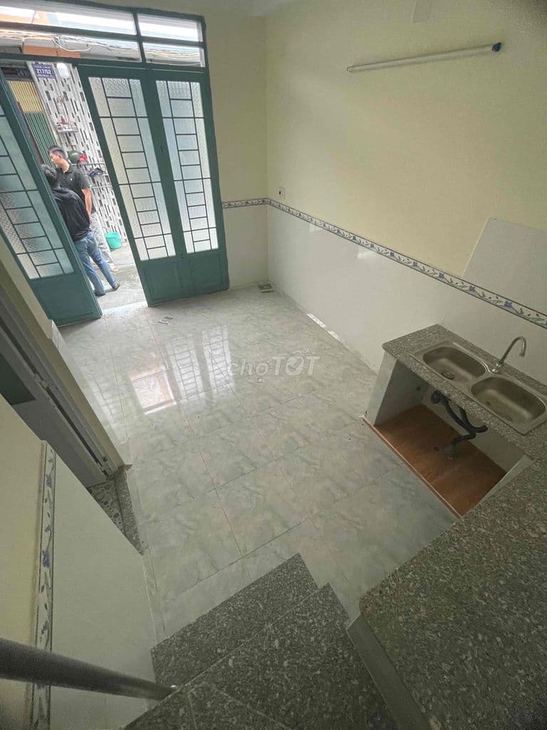 Nhà phố trệt lầu. Có 2Pn 2wc. Đường vào 5m. Góc 2 MT thông thoáng. - Ảnh 3